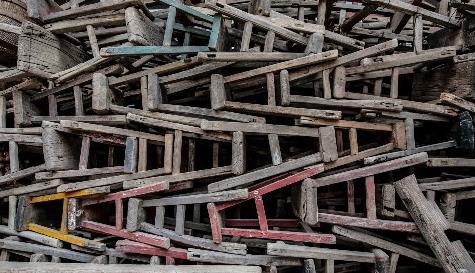 农村废弃的老木头经过重新加工有了新用处,年销量不错